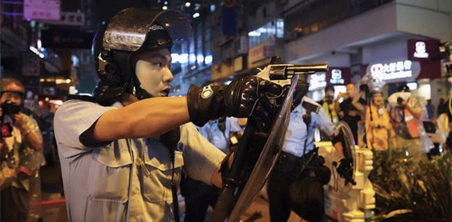 Polisi Hong Kong Mulai Pakai Tembakan Air Halau Demonstran