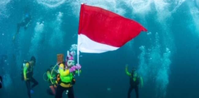 WASI Hadiahkan Indonesia Rekor Dunia Pengibaran Merah Putih Raksasa Di Teluk Manado