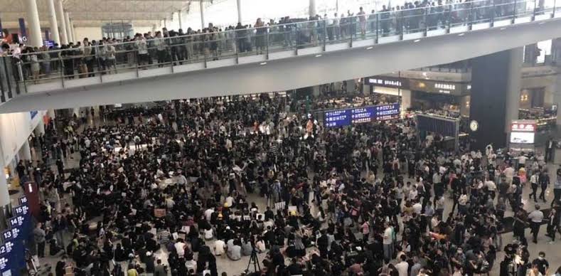 Jelang Unjuk Rasa Akhir Pekan, Bandara Hong Kong Perketat Akses Untuk <i>Check-In</i>