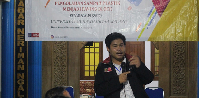 Mahasiswa KKN 49 UMM Malang Ubah Limbah Plastik Dan Oli Bekas Menjadi Paving Block