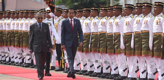 Sampai Ke Malaysia, Jokowi Disambut Upacara Negara Oleh Mahathir Mohamad
