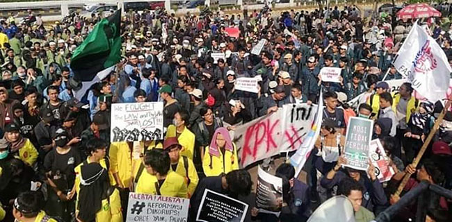 Ribuan Mahasiswa Demo Di DPR Karena Sedang Kembali Merebut Tahtanya