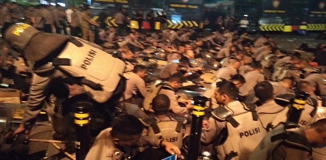 Massa Bubar, Polisi Rebahan di Aspal