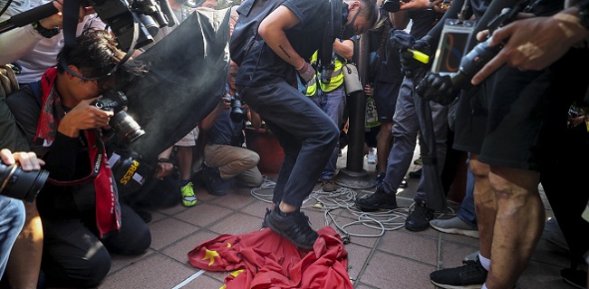 Pekan Ke-16, Pengunjuk Rasa: Rebut Kembali Hong Kong<i>!</i>