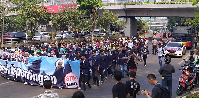 Demonstran Penuhi Gedung DPR, Jalan Gatot Subroto Ditutup