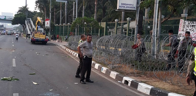 Jumlah Pengunjuk Rasa Hari Ini Diperkirakan Lebih Banyak, Polisi Tutup Gerbang Gedung DPR Dengan Kawat Duri