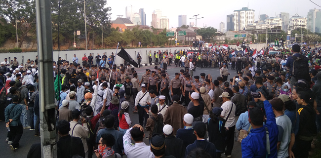 Sempat Bentrok, Polisi Pagari Dua Kelompok Massa Di Depan Gedung DPR