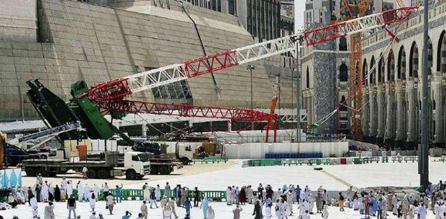 Arab Saudi Serahkan Cek Rp 85 Miliar Untuk Santunan Korban â€˜Craneâ€™ Jatuh Dari Indonesia