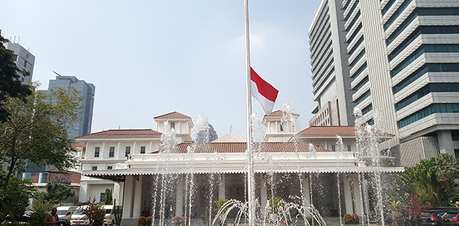 Berkabung Kepergian Habibie, Bendera Setengah Tiang Berkibar Di Balaikota DKI Jakarta