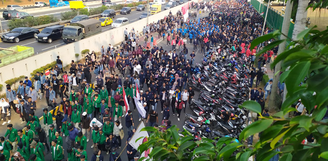 Ribuan Mahasiswa Tumplek Di DPR, Ada Penentang RUU KUHP Dan Massa Tandingan