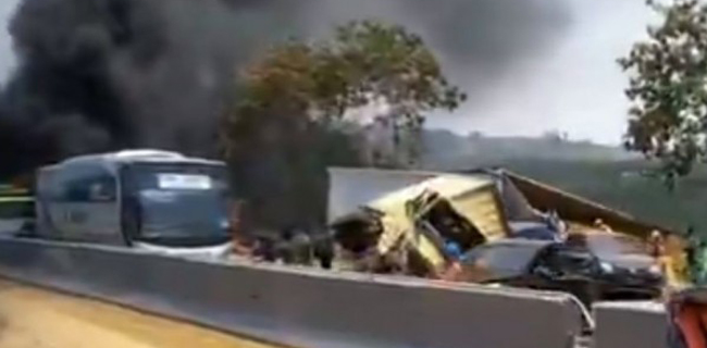 Kecelakaan Beruntun Tol Cipularang, Mobil Terbakar Hingga Ada Korban Jiwa
