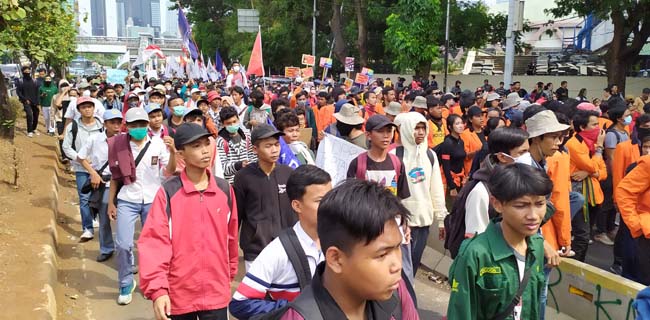 Ribuan Mahasiswa Dan Buruh Diadang Saat Longmarch Ke DPR