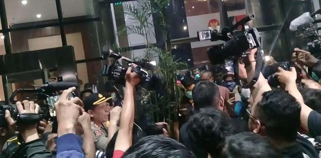 Aksi Ratusan Pegawai KPK Diwarnai Insiden Adu Mulut Dengan Polisi