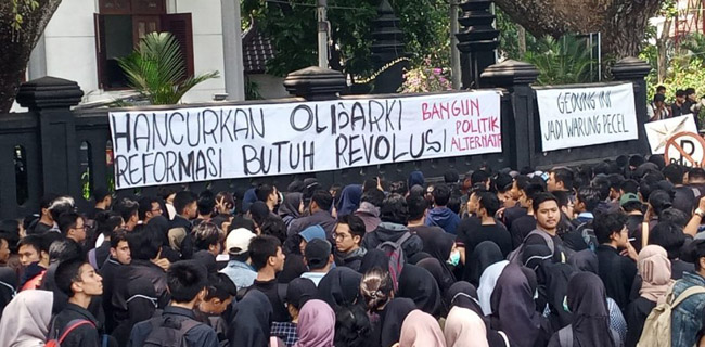 Mahasiswa Malang Turun, Kantor DPRD Disegel Jadi Warung Pecel