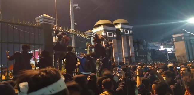 Massa Coba Rusak Gerbang DPR, Mahasiswa: Hati-Hati Provokasi