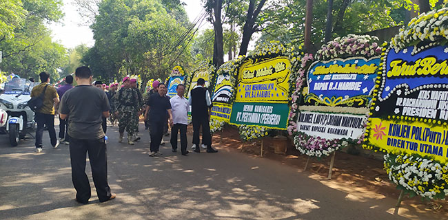 Indonesia Berduka, Ratusan Karangan Bunga Hiasi Jalan Menuju Rumah Duka BJ Habibie