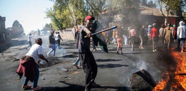 Unjuk Rasa Anti Asing di Afrika Selatan Berbuntut Penjarahan Toko Dan Kericuhan