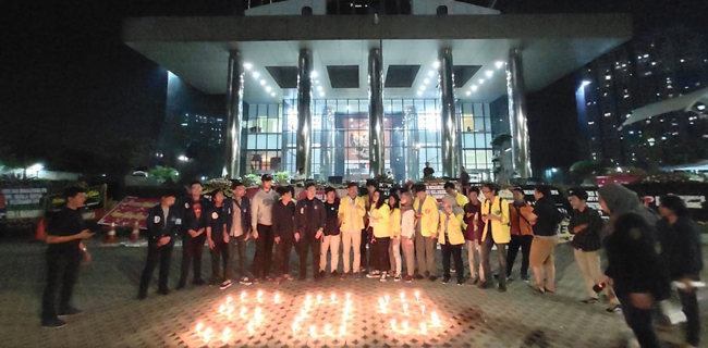 Tengah Malam, Mahasiswa Lintas Universitas Gelar Aksi Seribu Lilin Di KPK