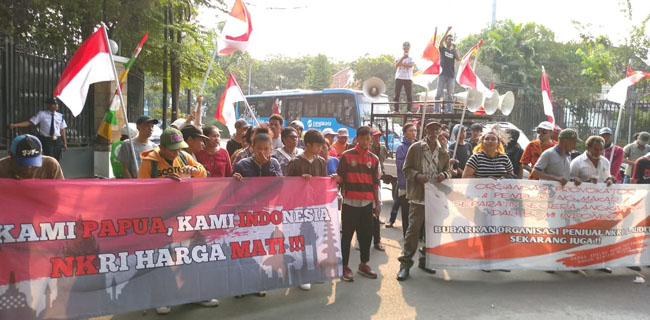 Kepung LBH Jakarta, Massa Peduli Papua Desak Organisasi Asing Pendukung Referendum Dibubarkan