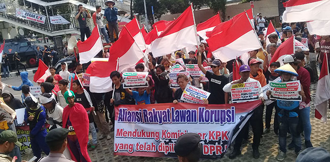 Gedung KPK Kembali Digeruduk Pendemo, Tetap Dukung Jokowi Untuk Revisi UU KPK