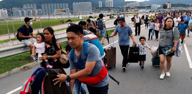 Bandara Hong Kong Diblokade, Penumpang Terpaksa Jalan Kaki