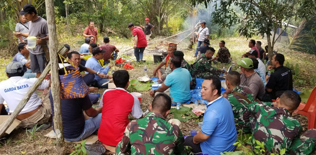 Bersama Warga, Prajurit TNI Gelar Tradisi Adat Berdarah