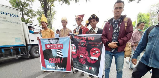 Meluas Ke Medan, Massa: KPK Bukan Malaikat<i>!</i>