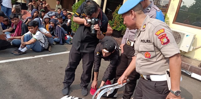 Polisi Temukan Celurit Di Tas Pelajar Yang Demo Di DPR