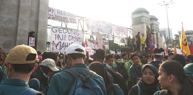 Tolak Revisi UU KPK, Ribuan Mahasiswa Geruduk Gedung DPR