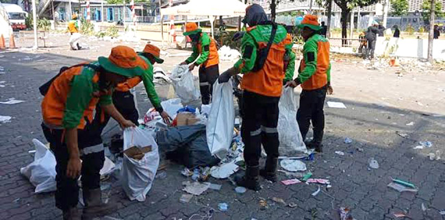 Demonstrasi Dan Kerusuhan Semalam Hasilkan 20,2 Ton Sampah, Ratusan Petugas Kerja Keras