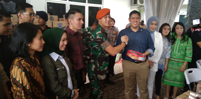 Anggota DPR Milenial Berbagi Dengan Aparat TNI-Polri Yang Bertugas Di Komplek Parlemen