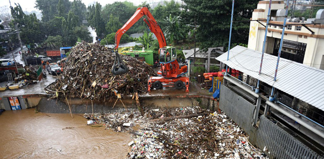 Antisipasi Sampah Kiriman, DLH DKI Siagakan 4 Ribu Personel Selama 24 Jam
