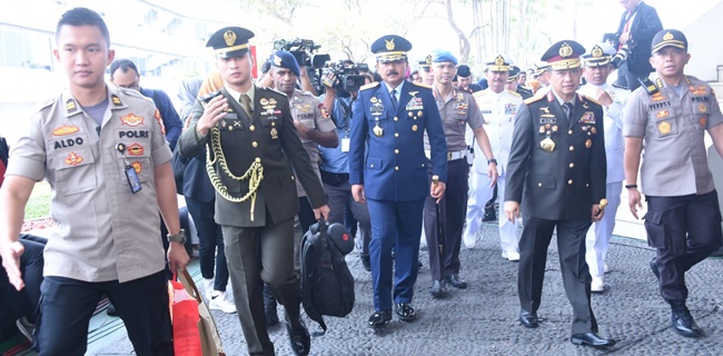 Panglima TNI Dan Kapolri Hadiri Pelantikan Anggota Dewan