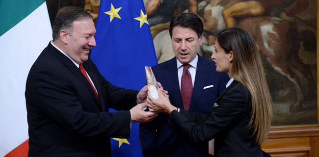 Persiapan Foto Dengan PM Italia, Seorang Wanita Muncul Tiba-tiba Beri Keju Ke Menlu AS