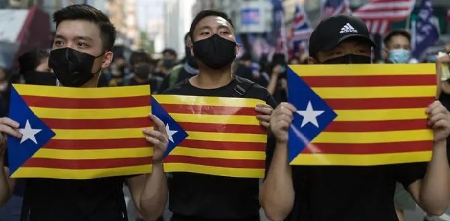 Suarakan Dukungan, Pengunjuk Rasa Hong Kong Bawa Bendera Catalunya Di Tengah Aksi
