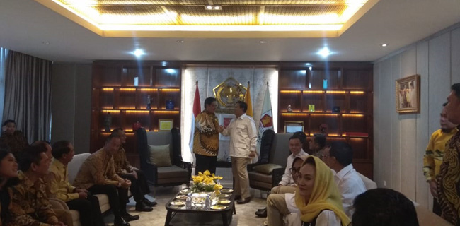 Kedatangan Prabowo Disambut Hangat Airlangga Hartarto