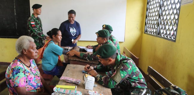 Prajurit Perbatasan Beri Layanan Pengobatan Gratis Di Kampung Kuler