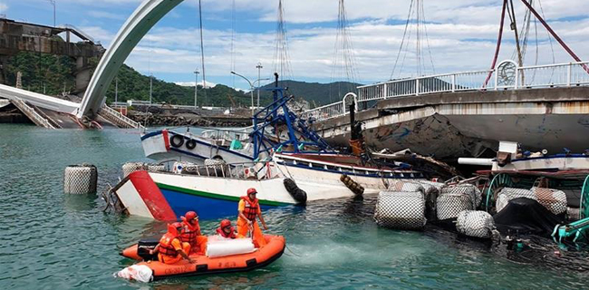 Jembatan Di Taiwan Ambrol, 10 Orang Luka-Luka Akibat Tertimpa Truk Tangki