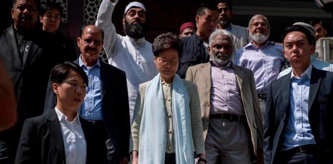 Redam Ketegangan, Carrie Lam Kunjungi Masjid Kowloon Yang Kena Semprot Polisi
