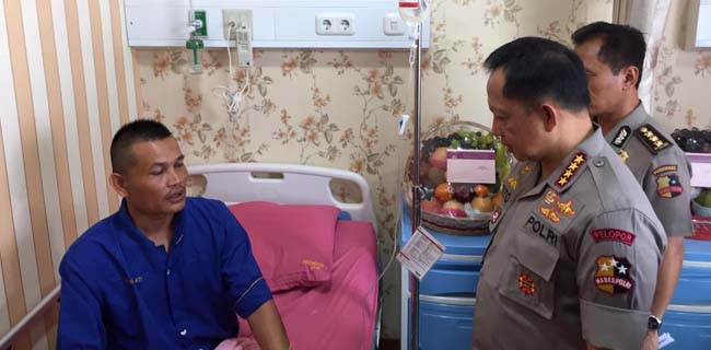 Jenderal Tito Jenguk Anggotanya Yang Terluka Saat Kawal Demo