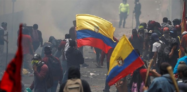 Presiden Ekuador Menolak Mundur, Gelombang Protes Semakin Anarki