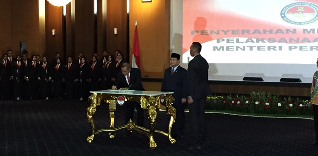 Ryamizard Serahkan Jabatan Menteri Pertahanan Ke Prabowo Subianto