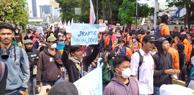 Lagi, Ribuan Mahasiswa UIN Jakarta Kembali Geruduk Gedung DPR
