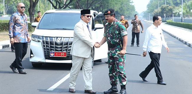 Jabat Tangan Menhan Prabowo