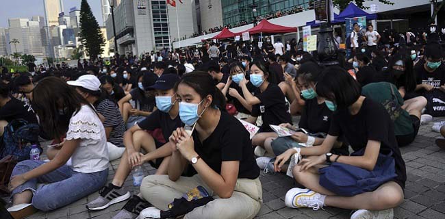 Demonstran Remaja Ditembak Polisi, Ratusan Orang Gelar Aksi Duduk