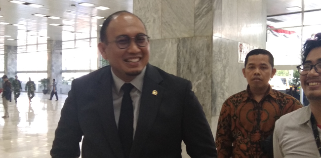 Baru 4 Hari Jadi Anggota DPR, Malam Ini Andre Rosiade Akan Terbang Ke Papua Beri Bantuan