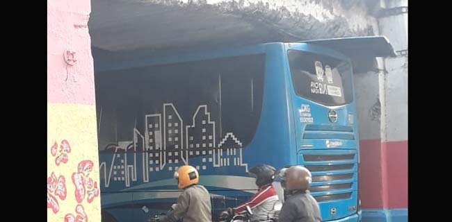Terobos Jalur Reguler, Bus Transjakarta Nyangkut Di Kolong Perlintasan KRL