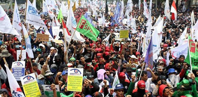 Demonstrasi Buruh Berakhir Damai, Pengamat: Ada Yang Aneh Dengan Demo Mahasiswa