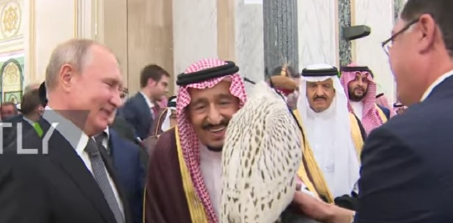 Berkunjung Ke Arab Saudi, Putin Bawa Hadiah Elang Pemangsa Untuk Raja Salman