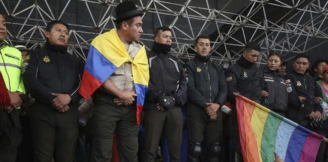 Pengunjuk Rasa Ekuador Sandera 8 Personel Polisi, Lalu Diarak Naik Panggung